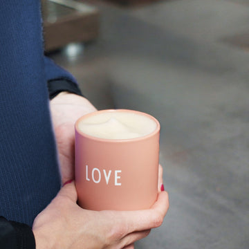Cappuccino in einer rosanen Tasse