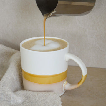 Cappuccino mit Milchschaum in einer schönen Tasche 