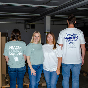 Vier Personen mit einem trendigen TShirt 