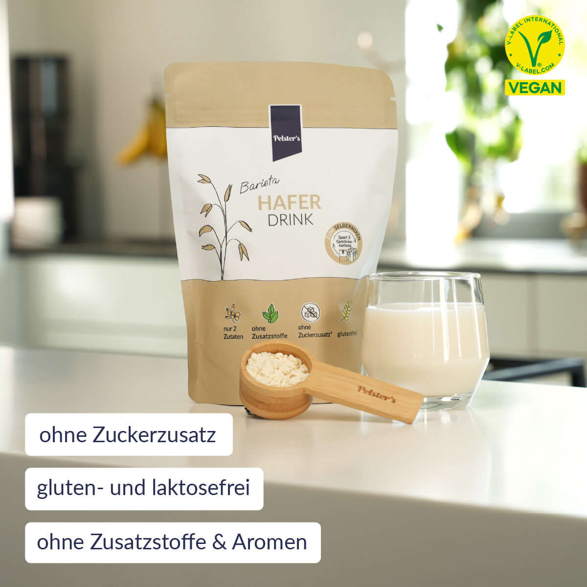 Barista Haferdrinkpulver angerührt auf einem Tisch, ohne Zuckerzusatz, glutenfrei und vegan.