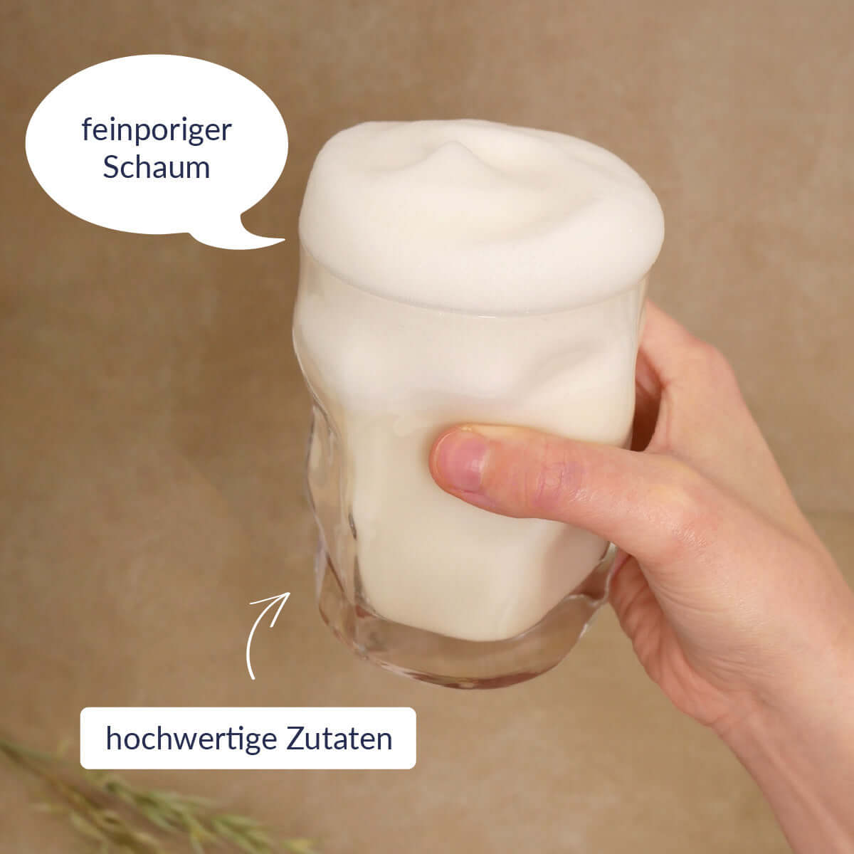 Barista Haferdrink mit feiner Schaumtextur und hochwertigen Zutaten in einem Glas.