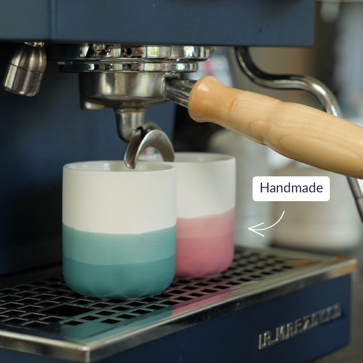 Pelster's handmade Porzellan Becher in stilvollen Farben unter einer Siebträgermaschine 