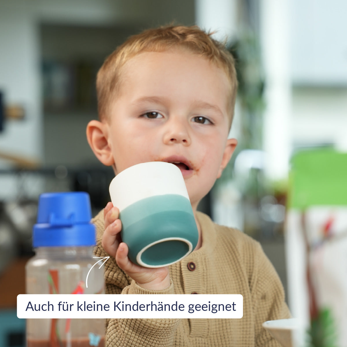 Pelster's Porzellan Becher in stilvollen petrol mit kleinem Junge.