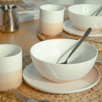 Rosa Porzellan Set mit Becher, Schüssel und Teller 