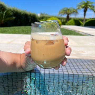Iced Cappuccino im Glas am Pool
