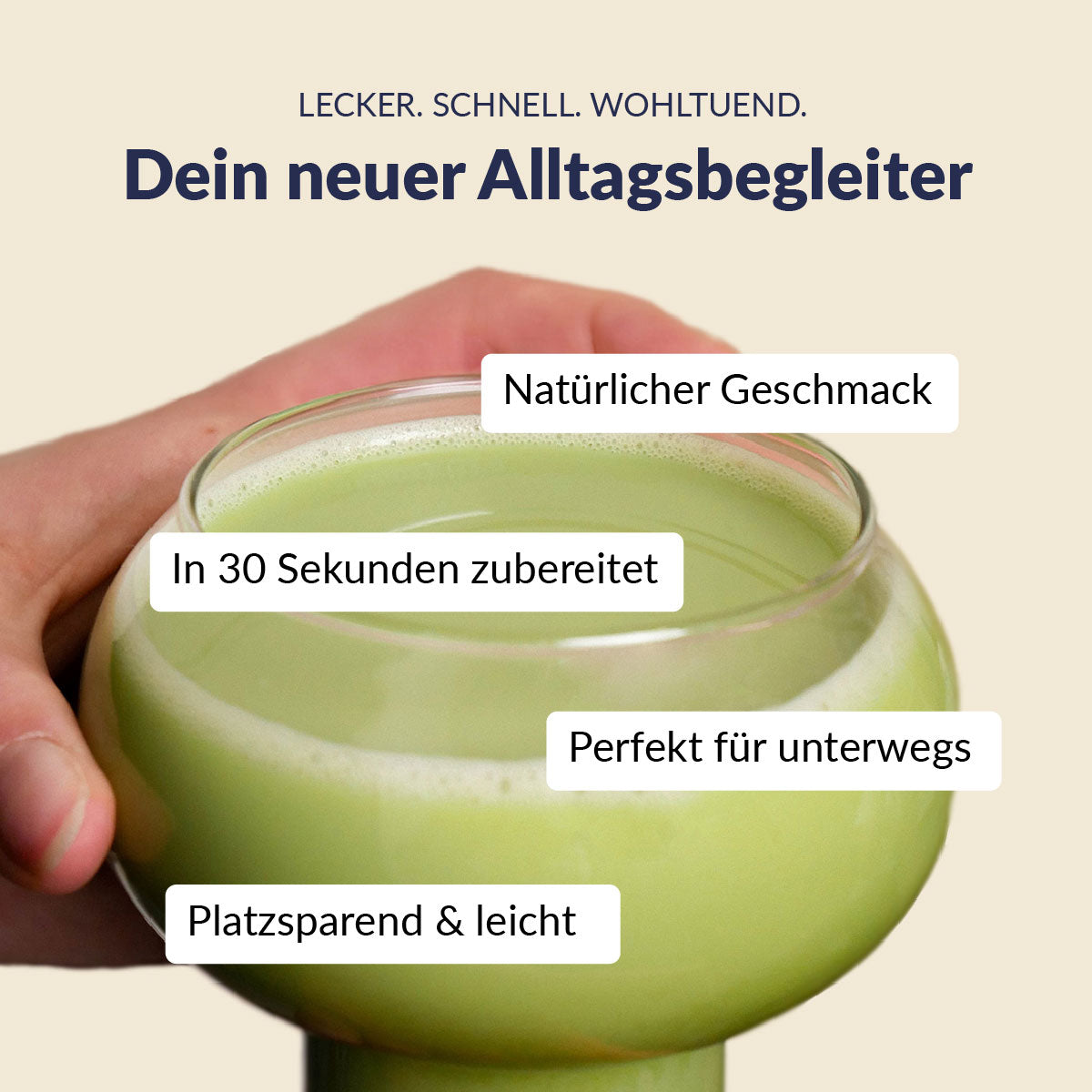 Matcha mit Haferdrink zubereitet im Glas mit USPs