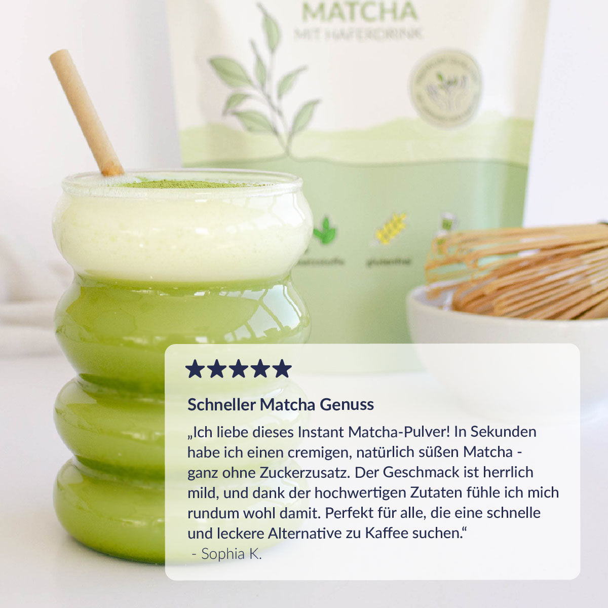 Matcha mit Haferdrink zubereitet im Glas mit positivem Kommentar