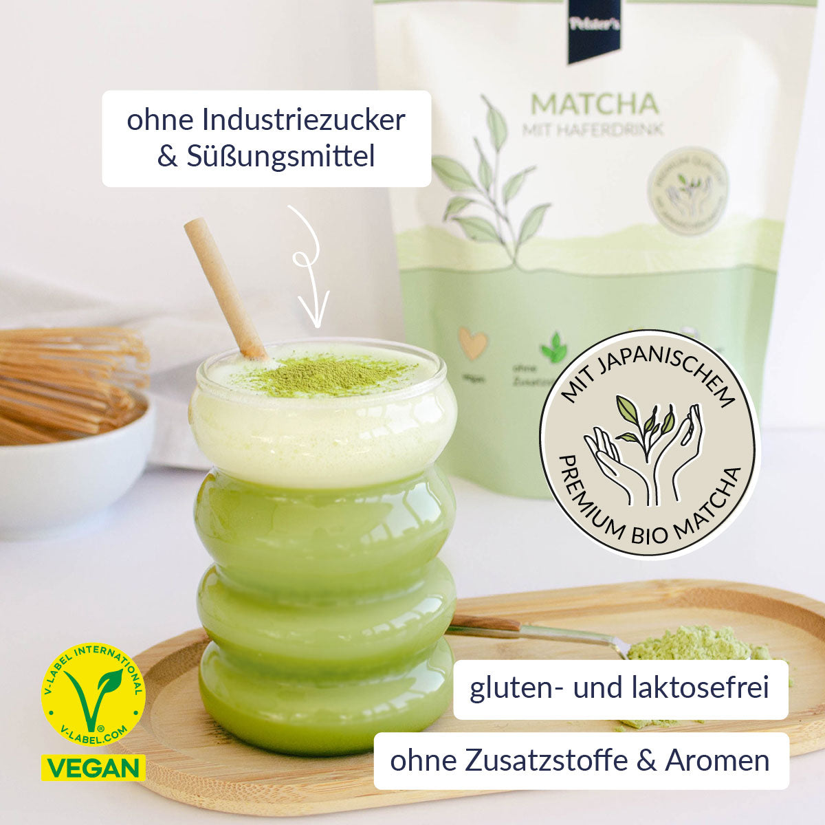 Matcha mit Haferdrink zubereitet im Glas mit USPs