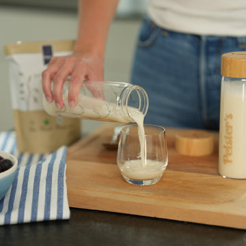 pelster's Glasshaker gießt Haferdrink in ein Glas 