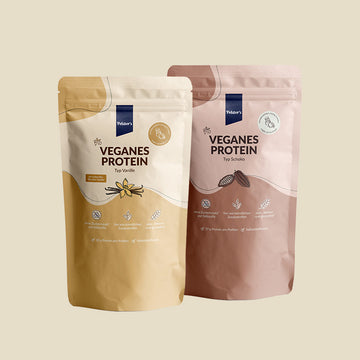 Zwei Packungen von veganem Proteinpulver Schoko und Vanille nebeneinander