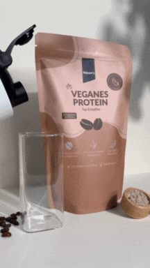 Proteinpulver von Pelster's eingiessen in Glas