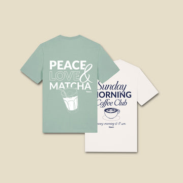 Türkises T-Shirt mit dem Print "Peace, Love & matcha" und weißes Shirt mit einem Kaffe Print und "Sunday morning coffee club" 